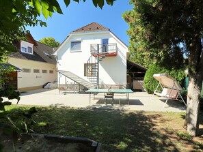 Pflanze, Himmel, Gebäude, Fenster, Haus, Baum, Schatten, Grundstueck, Hütte, Treppe