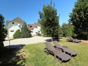 Pflanze, Himmel, Außenbank, Eigentum, Möbel, Gebäude, Baum, Gartenmöbel, Schatten, Grundstueck