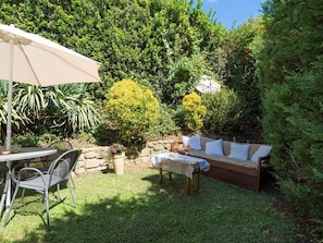 Table, Plante, Meubles, Communauté Des Plantes, Ombre, Tableau De Plein Air, Mobilier De Jardin, Arbre, Herbe, Paysage Naturel