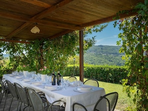 Table, Plante, Meubles, Propriété, Chaise, Design Intérieur, Ombre, Vaisselle, Nappe De Table, Arbre