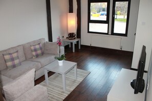 Space sitting room with wood flooring