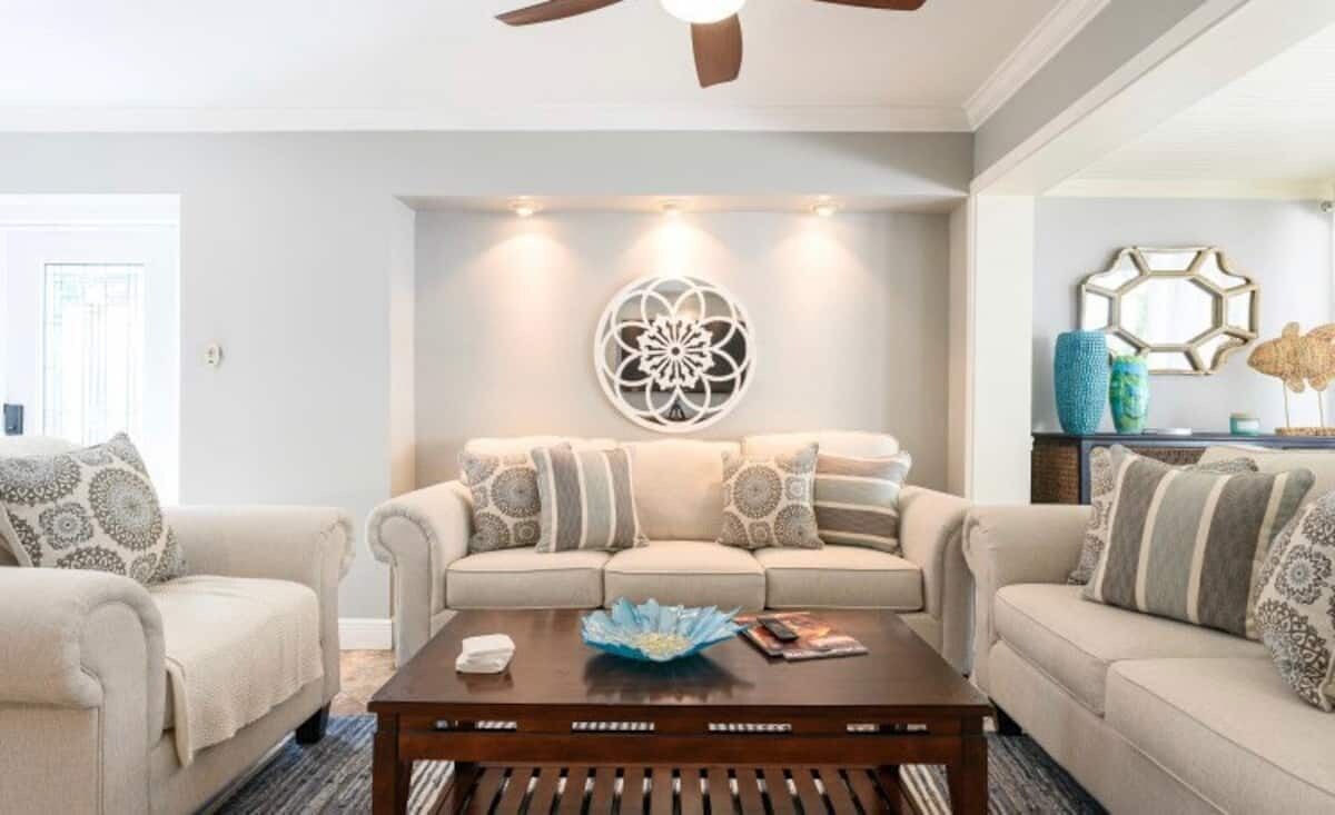 Waterfront condo, 1 block to the beach!