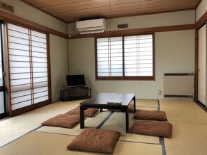 Japanese-style room 8 tatami mats