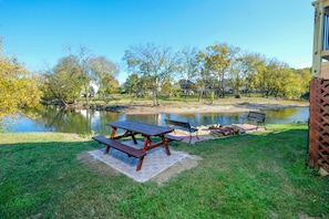 Pigeon Forge Log Cabin "River Livin" - Picnic Table and Outdoor Fire Pit Next to the Little Pigeon River