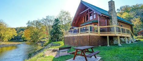 Pigeon Forge River Cabin - River Livin - Outdoor Fire Pit Next to the River