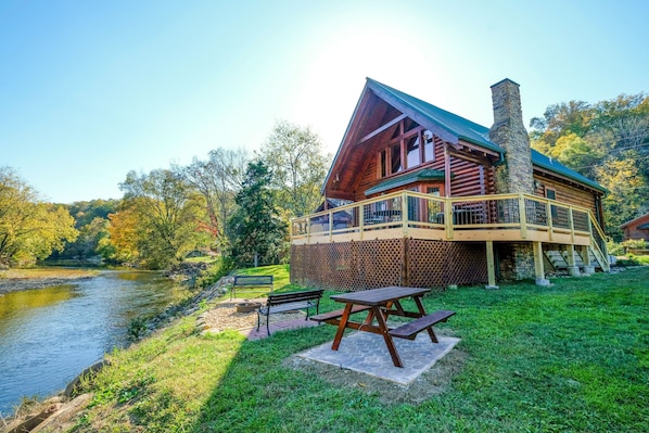Pigeon Forge River Cabin - River Livin - Outdoor Fire Pit Next to the River