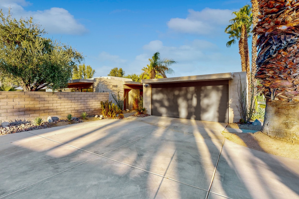 Mountain-view condo in a mid-century community with 3 pools, hot tubs, & tennis