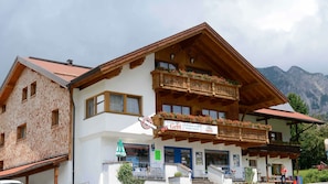 Aussenansicht im Sommer