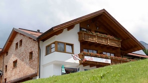 Aussenansicht im Sommer