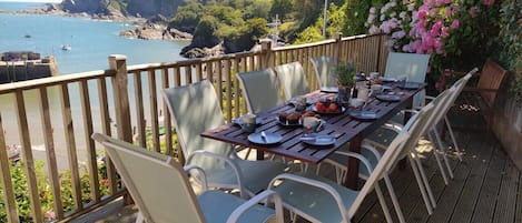 Alfresco dining for 10 in comfort with the most amazing views 