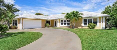 Driveway for up to 5 cars, no street parking, boat or trailers allowed by HOA