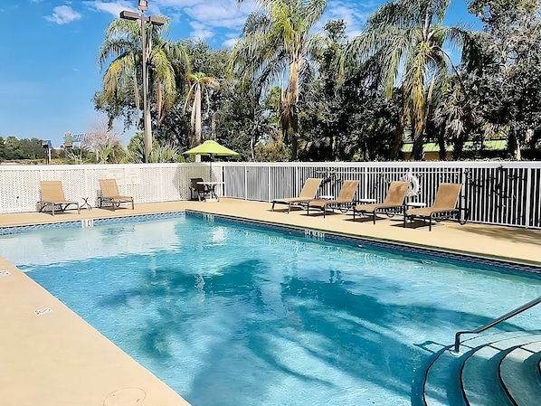 Swimming pool, bring the kids and jump right in!
