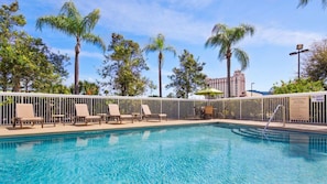 Large swimming pool, bring the kids and jump right in!