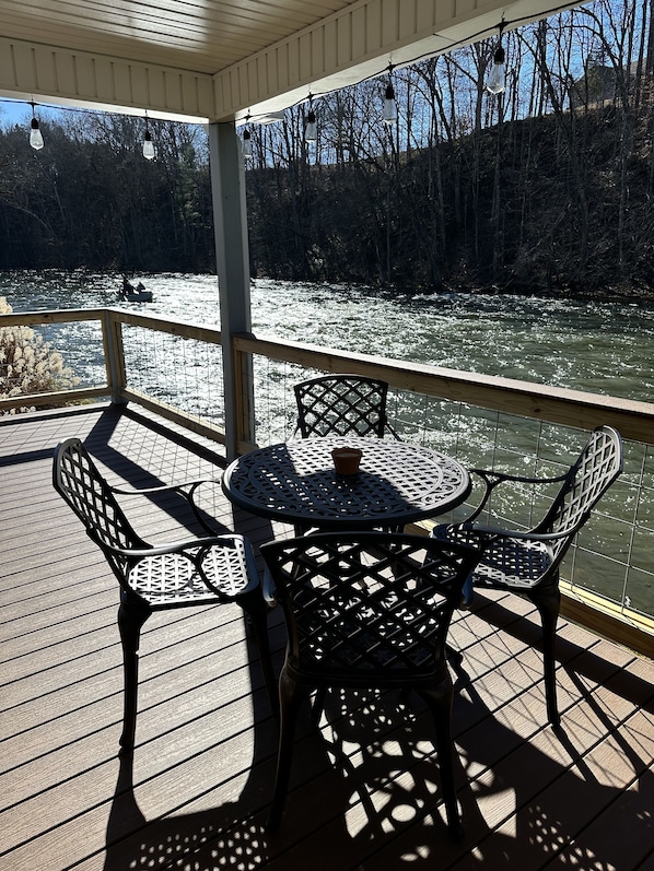 Covered porch right on the South Holston River! 