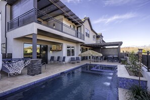 Backyard oasis fit for a king! Pool, hot tub, TV and patio dinin