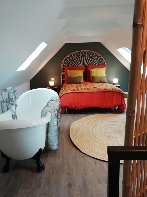chambre en duplex avec sa baignoire