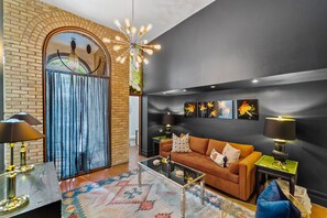 Front lounge has great views of 6th Street through a 14' arched windows - perfect for people watching!