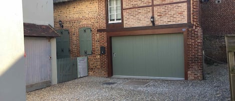 Maison avec garage au fond d'une impasse au calme, en plein centre d'Etretat