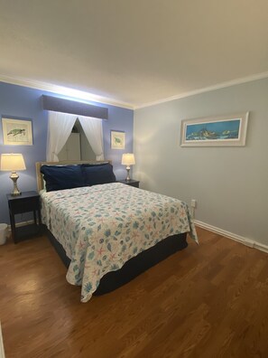 Second bedroom with queen bed