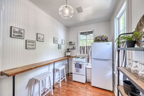 Small adorable kitchen that can satisfy all your needs!