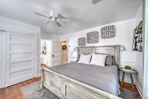 This Cozi bed is carefully set up for a relaxing getaway!
