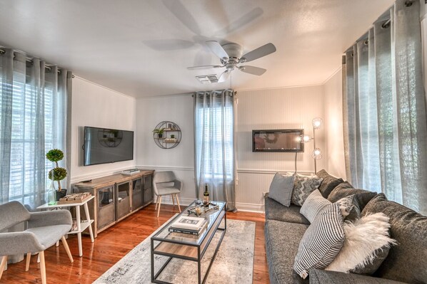 Willkommen to Fredericksburg!! Come enjoy this charming home with and create the most romantic memories!