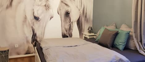 Pferdeschlafzimmer mit großem Doppelbett 180 x 200 cm