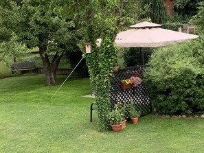 Blick in den Garten mit Pavillon