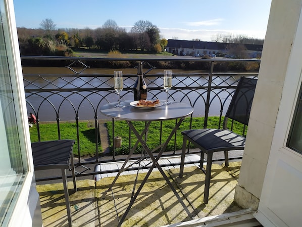 Le balcon côté salon à l'heure de l'apéritif