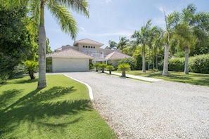 Tortuga B7 - Golf villa with golf cart, walking distance to the beach (4202)