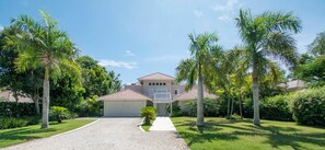 Tortuga B7 - Golf villa with golf cart, walking distance to the beach (4200)