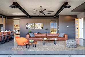 Spacious and open living / dining