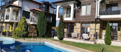 The pool and Karen view