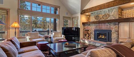 Living room with views of Peak 8