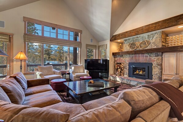 Living room with views of Peak 8