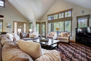 Large open floor plan from Living room to Kitchen