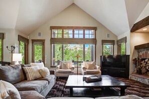 Living room with views of Peak 8
