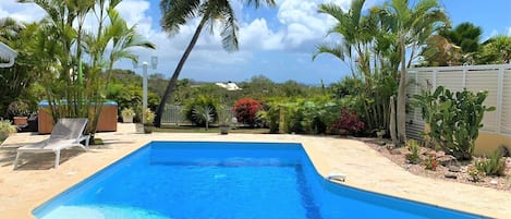 Détente au bord de la piscine ou du jacuzzi (barrière amovible et alarme)