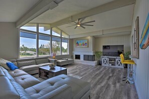 Living Room | Fireplace | Picture Windows | Vaulted Ceilings | Smart TV w/ Cable