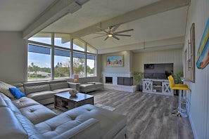 Living Room | Fireplace | Picture Windows | Vaulted Ceilings | Smart TV w/ Cable