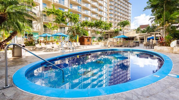 1ClubWyndhamWaikikiBeachWalk-pool(8)