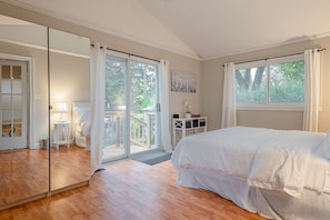 Back bedroom with King bed and patio doors to backyard - Nelles Cottage on the Park, Niagara-on-the-