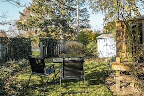 Private backyard with gate to Memorial Park - Nelles Cottage on the Park, Niagara-on-the-Lake