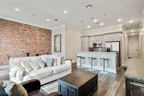 Living room/kitchen bar