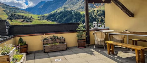 Eigene 20m2 Terrasse mit Blick in die Bergwelt, die Skipiste und das Bergdorf