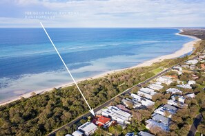 Wake up to the sound of waves with Geographe Bay right across the road and Dunsborough town centre just a short stroll away.