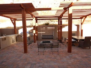 Outdoor Dining/Fire Place/Barbeque