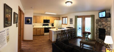 New to Vrbo: Riverfront Condo #1 w/patio, 1blk to town, Wifi, 40min WinterPark