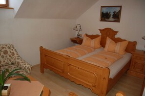 in unserem Zimmer finden Sie ein gemütliches Doppelbett