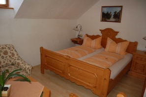 in unserem Zimmer finden Sie ein gemütliches Doppelbett